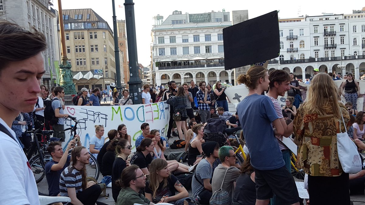 turpel's tweet photo. #HWPbesetzt Abschlusskundgebung auf dem Rathausplatz in Hamburg - für kritische Bildung statt Kürzungen und Schuldenbremse ... https://t.co/NR7Ajo46fn