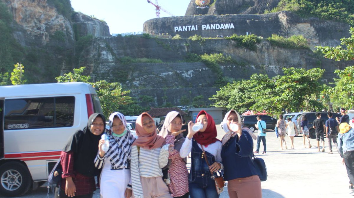 LeenaNovia's tweet photo. Seneng bareng😊😀😆😅#TemenSMA https://t.co/JbPywQL6XB