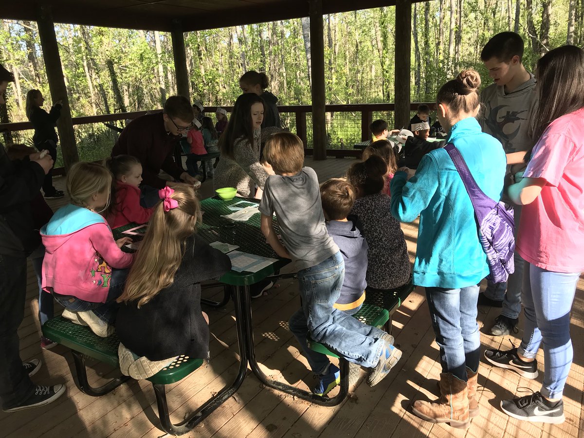 akmcdickinson's tweet photo. #FHSFocusClub students helping my #SuperFirsties make a #LittleSproutHouse to grow a plant on #EarthDay @TCBOE_FHS! #LeadingTheWay #WolfPackPride @TCBOE @teacherPtweets @asmith39701 https://t.co/f0Qo6HuvMq