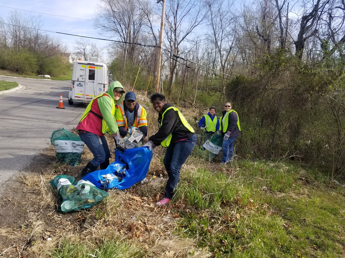 LaraIsch's tweet photo. The staff at @KCMOwater and @KCMOParks cleaning up Elmwood for Earth Day. #TrashBash2018 #GoodNeighbors #KCGreen https://t.co/1ClmWVWvpi