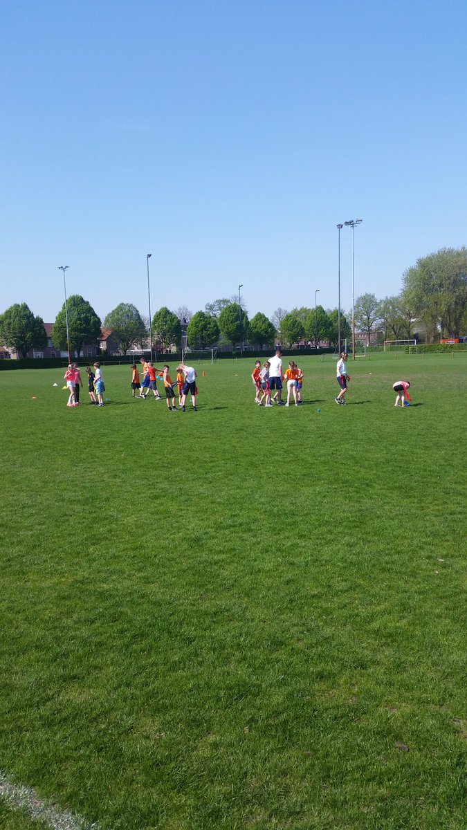 Bas_Hoetink's tweet photo. De #koningsspelen2018 afgesloten met een (natte) buurtsport, heerlijk! @BSPiusX @SEC_Oss @wijkraadosszuid https://t.co/qLHmpXvC1v