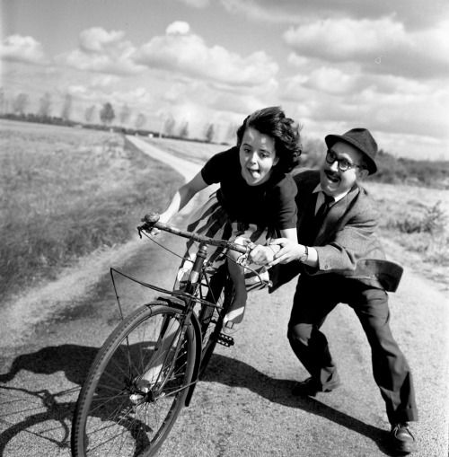 BlueCalb's tweet photo. #ilParticipio
Hai voluto la bicicletta...
📷Robert Doisneau "lezione di bici" https://t.co/rQDkNSGvZz