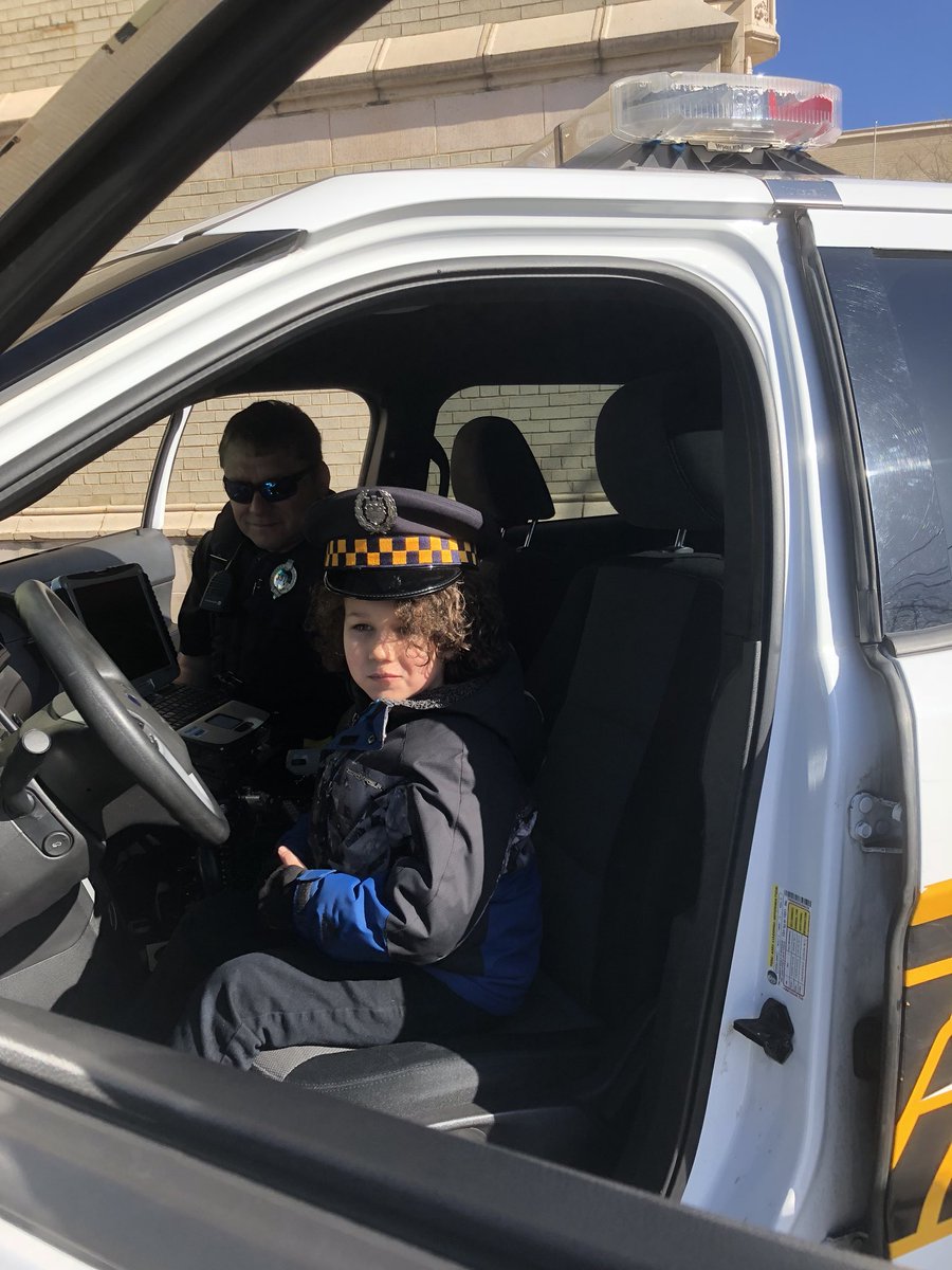PghZone6's tweet photo. Police visit fun at Beechwood school! Don’t worry everyone covered their ears before we tested the sirens! 👮🏻♀️👮🏽♀️ #police412good https://t.co/VgLZyAZXXl