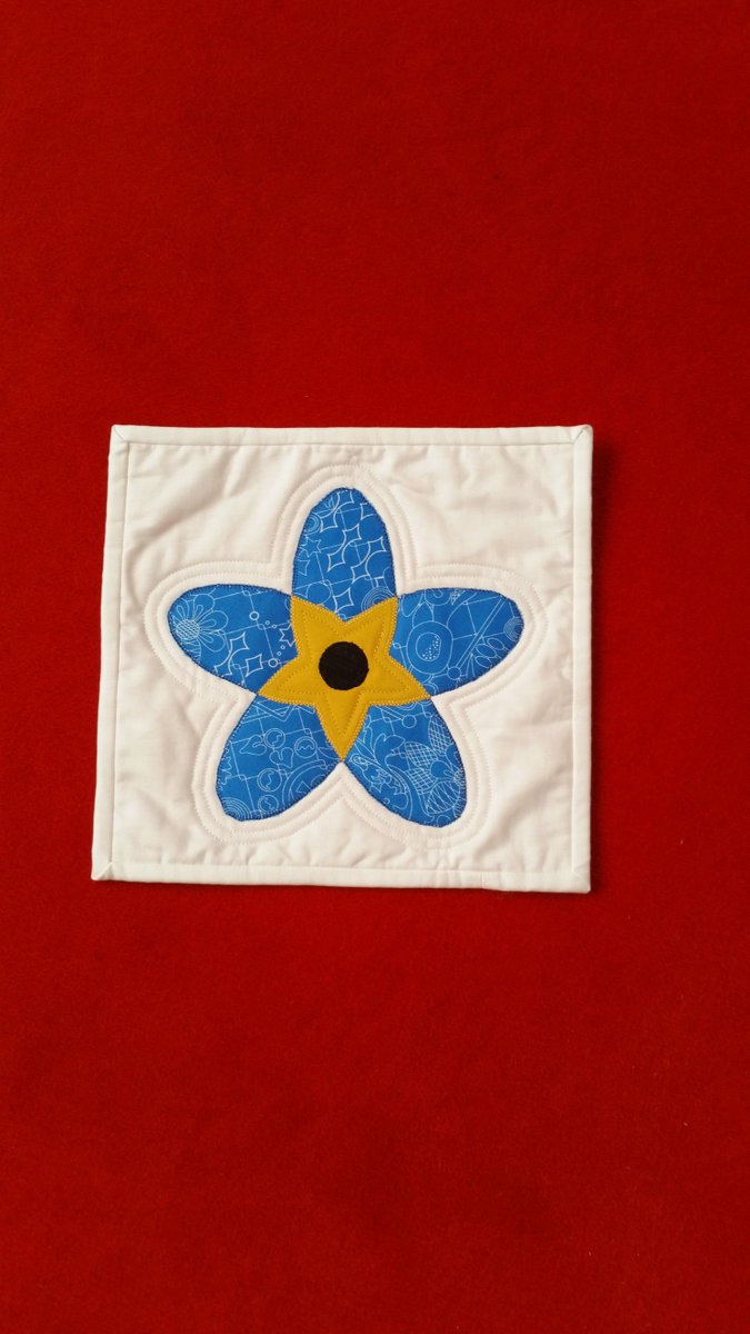 Fiddlequilts's tweet photo. Child's colouring version of #dementia friends logo. Just begged to be turned into applique! Some people at #quiltersguild AGM recognise it.
@dragonmisery
@Dementia_Action
@DementiaFriends
@Dementiachamp https://t.co/QdTFCugbEB