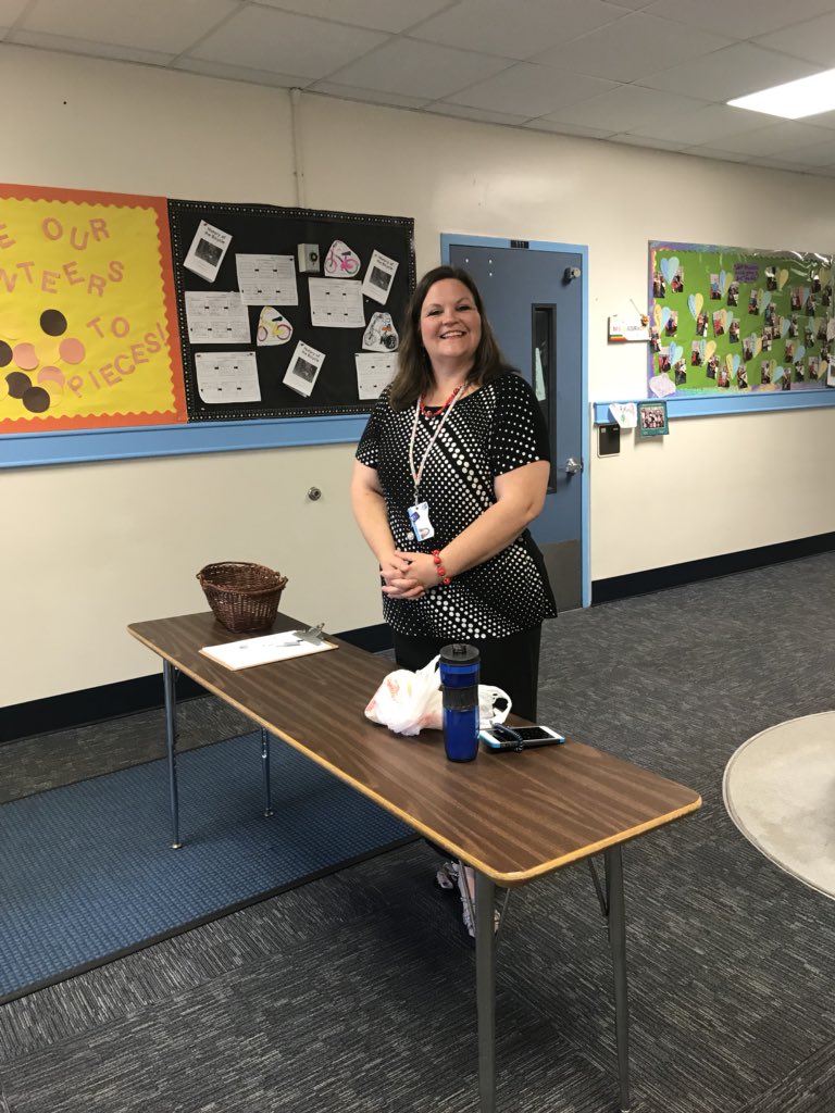 nsdiehl1023's tweet photo. π₯Shout out to our amazing @LoriStrasser! βI know the office is short-handed....let me cover front door duty for you!β she says! #TeamworkMakesTheDreamwork #TeamOBE #OBEistheplacetOBE #TeamPlayer π₯ https://t.co/juWAe8Rubx