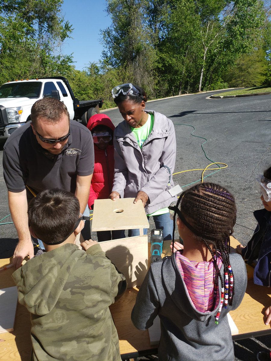thomasbooktech's tweet photo. Do you know what a #swarmbox is? Not only can 2nd @ecwestwildcats tell you what they are, they can show you how to build one!🐝 Thanks to our community helpers for spending the day with us. @fultonslc @STEMSLC @jenniferwburton @MeekerAP https://t.co/9dLLqLIs0y