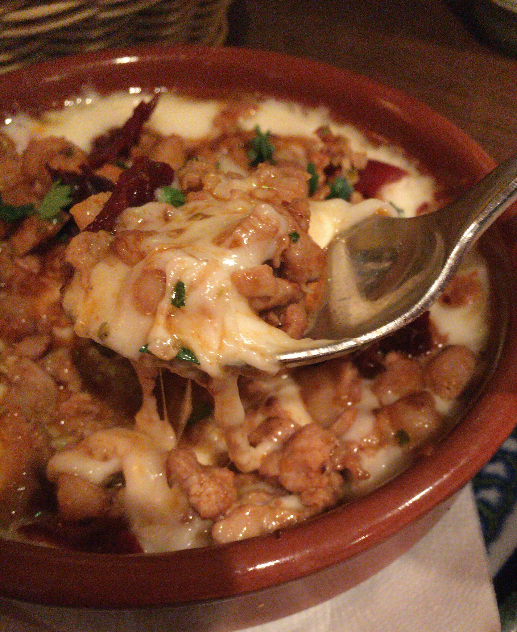 孤独のグルメ情報 非公式アカウント Sur Twitter チョリソのケソフンディード 900円 は耐熱皿にオーブンの熱が残っていてアツアツ 自家製チョリソーと唐辛子の辛みに 濃厚なチーズが合わさってインパクトある味わい 2枚つくトルティーヤはモチモチな上に