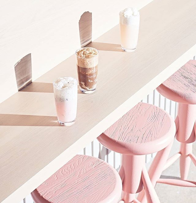 Gray_Magazine's tweet photo. The @brightdesignlab team had a set of @artekglobal rocket stools custom-painted in @benjaminmoore Antique Rose to fulfill the "perpetual picnic" theme at Portland's @virtuous_pie. Photo: @localhaven.β
.β
#graymagazine #virtuouspie #pizza #vegan #por⦠https://t.co/7X4preAg0z https://t.co/lj6lhF0G1j