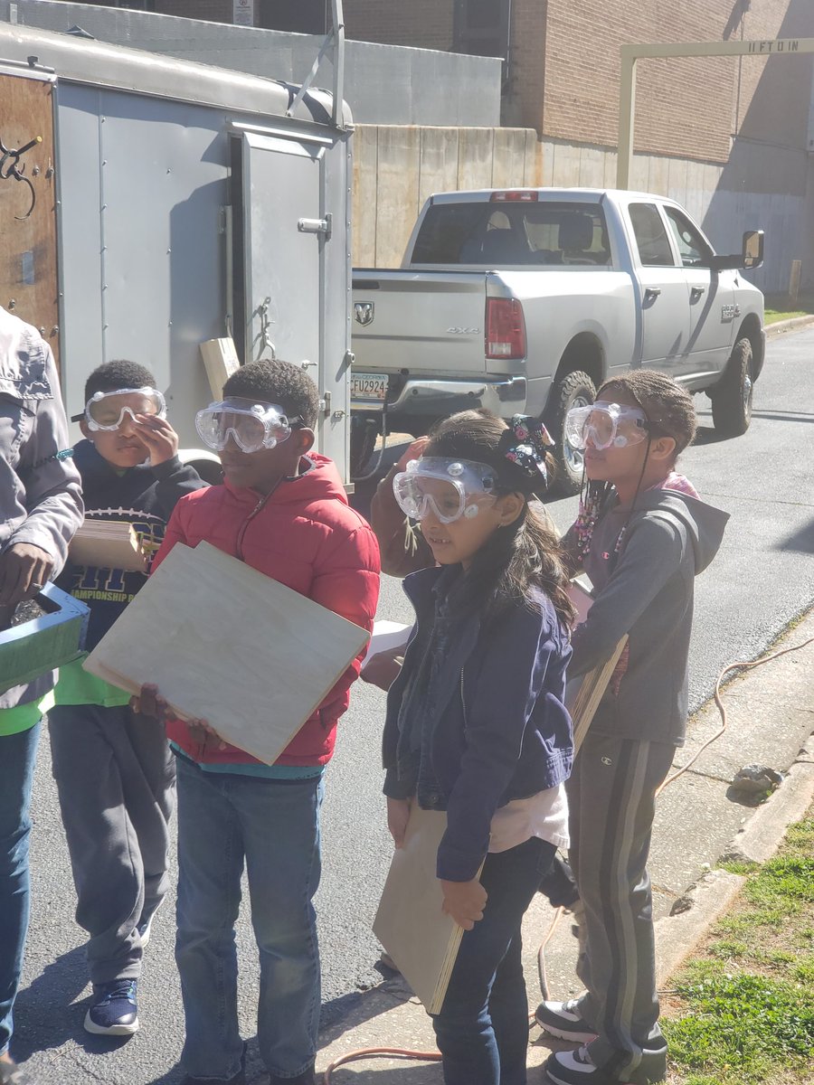 thomasbooktech's tweet photo. Do you know what a #swarmbox is? Not only can 2nd @ecwestwildcats tell you what they are, they can show you how to build one!🐝 Thanks to our community helpers for spending the day with us. @fultonslc @STEMSLC @jenniferwburton @MeekerAP https://t.co/9dLLqLIs0y