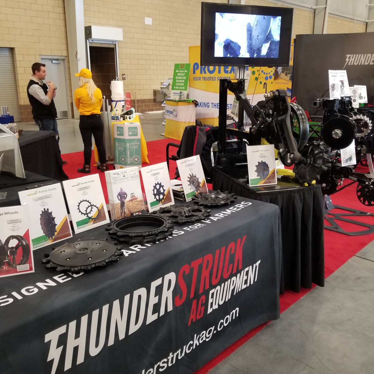 ThunderstruckAg's tweet photo. Hey @Yankees we think our version of #MurderersRow during the #okcfarmshow is almost as deadly as yours. Farmers in #Oklahoma are sure responding to @CopperheadAg @mudsmithGW @YetterFarmEquip #plant18 https://t.co/vMWLAcuVLF