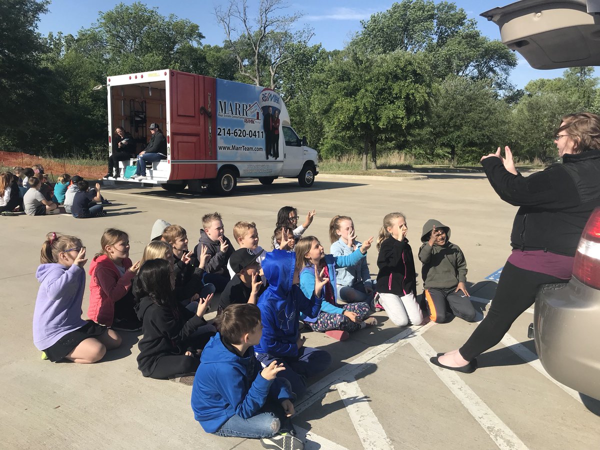 3rdGradeMurphy's tweet photo. Careers on Wheels! @BakerElem #bakerlearns https://t.co/MXnoAHufF0