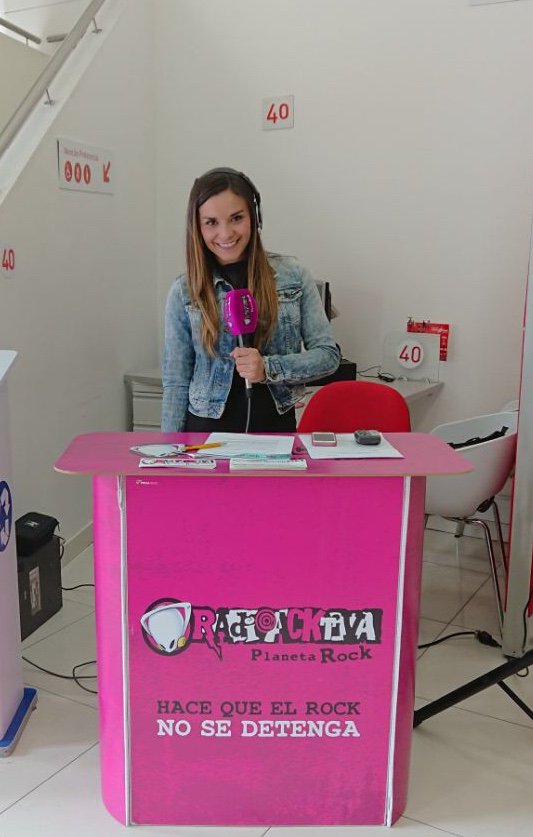 Radioacktiva_'s tweet photo. El Planeta Rock👽🤘 también está en las calles. @YoAlexandraM se encuentra desde la Av Suba #128B - 30. ¡Pasen, salúdenla y tómense una foto con ella! #RadioacktivaParaLlevar 🍔► https://t.co/yVZtXfIWIe https://t.co/Nq93Dw32Aw