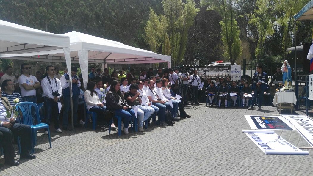 EdiGuerron's tweet photo. Periodistas de Ecuador y Colombia realizan una misa binacional en el Puente Internacional Rumichaca, en memoria de los fallecidos y secuestrados por los narcotraficantes comandados por Guacho. 
#NadieSeCansa $FronteraDePaz #EucaristíaBinacional
#PeriodismoDePaz https://t.co/jsh8k0WvhD