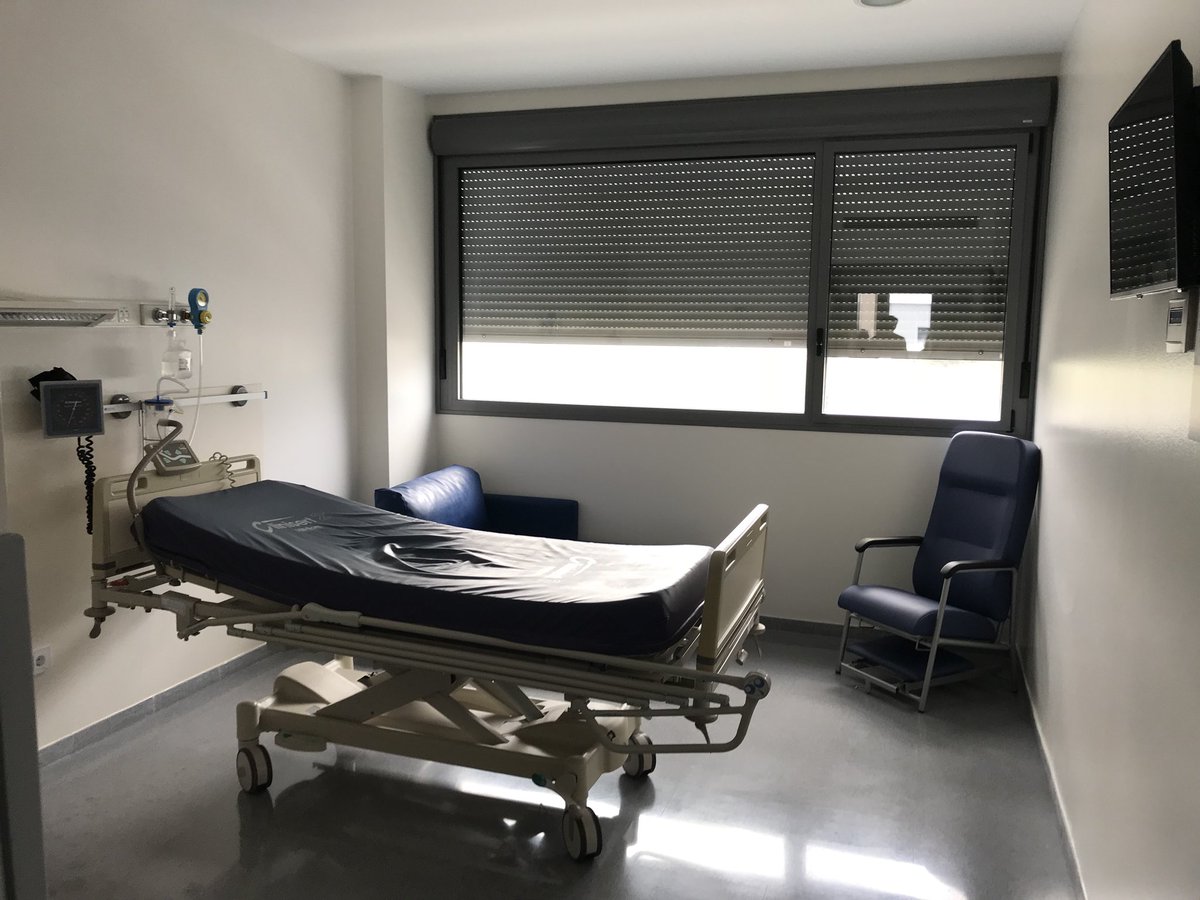 juanmalaga1981's tweet photo. Abro hilo. Esta mañana en visita al nuevo hospital d Ronda no daba crédito que el gerente justificara un ala de 34 camas permanezca sin usar https://t.co/SqF5r5Ltdm
