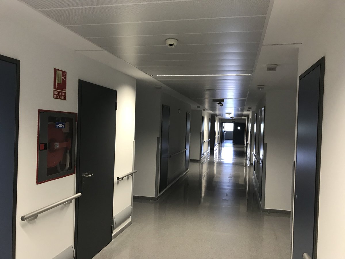 juanmalaga1981's tweet photo. Abro hilo. Esta mañana en visita al nuevo hospital d Ronda no daba crédito que el gerente justificara un ala de 34 camas permanezca sin usar https://t.co/SqF5r5Ltdm
