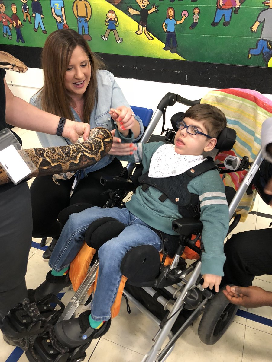 TyraJambois's tweet photo. We loved frog lady today! #raviniarocks #engage112 https://t.co/DouO3vVniA