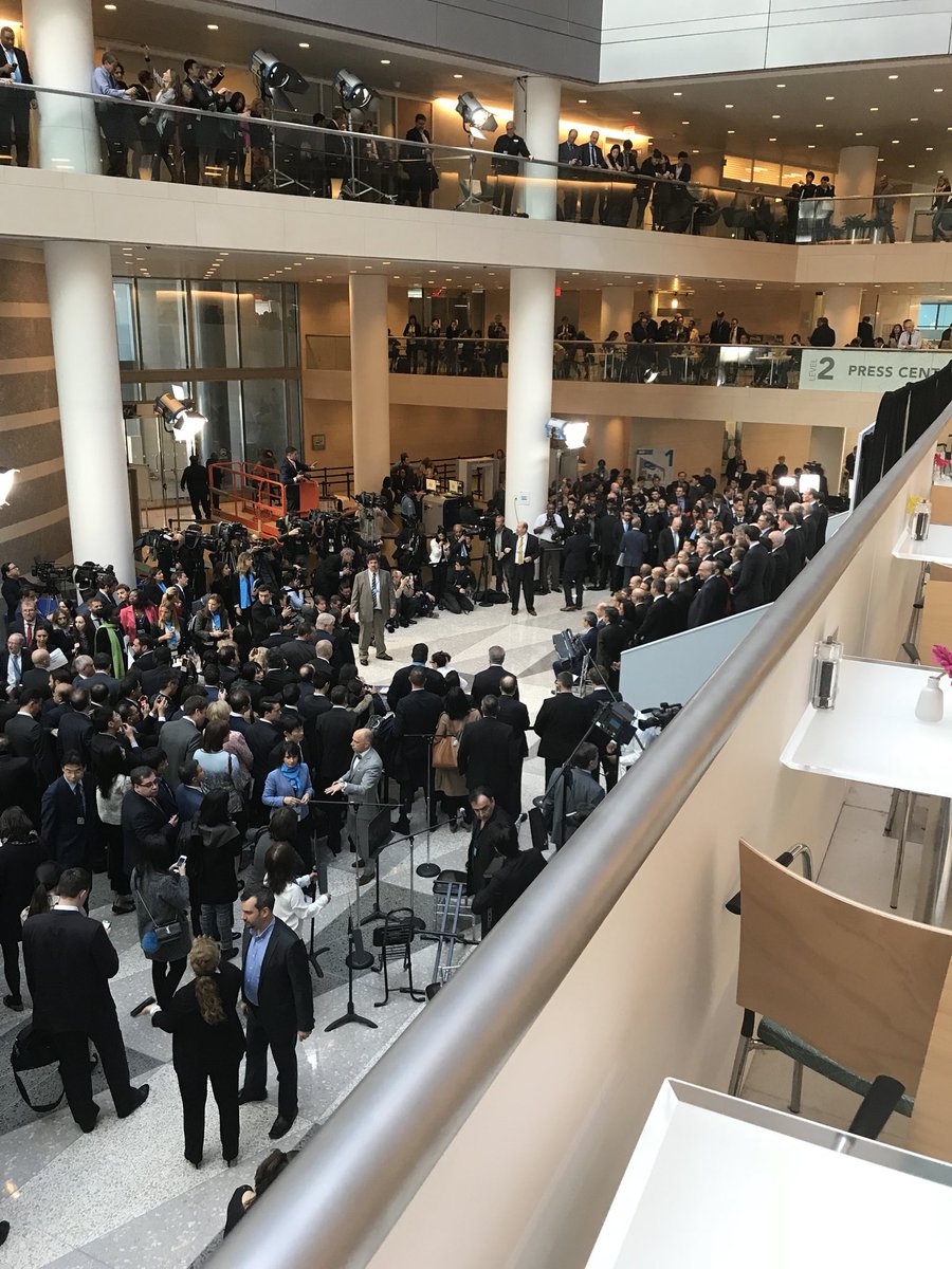 WBHoekstra's tweet photo. Bij veel internationale vergaderingen wordt een “family photo” gemaakt. Een keurige foto met iedereen rustig op een rijtje. Hier zie je de drukte daaromheen. #imfspringmeeting #IMF https://t.co/Dd3gVXbWox