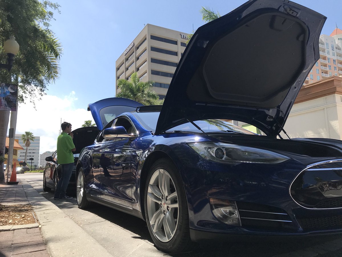 SRQCountyGov's tweet photo. Food trucks! Electric cars! Sustainability! Free stuff! Join us &amp; @CityofSarasota at our #EarthDay #TryTransitDay event at Selby Five Points Park downtown until 1:30 p.m. today! https://t.co/LNnZhrFKn2