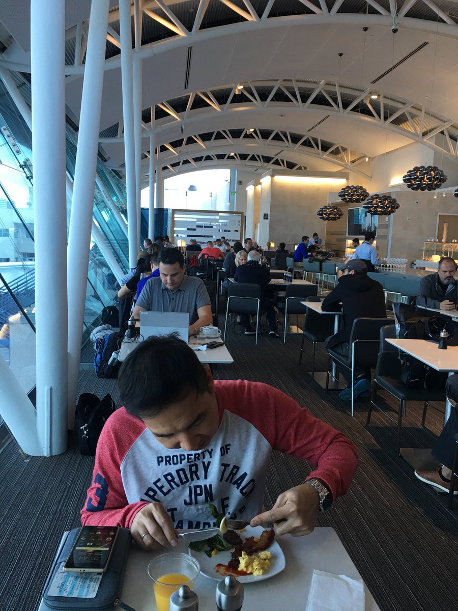 neo_brandon's tweet photo. Good thing we have lounge access! #DynatraceSKO #MissedFlight https://t.co/r1rHyHvuo0