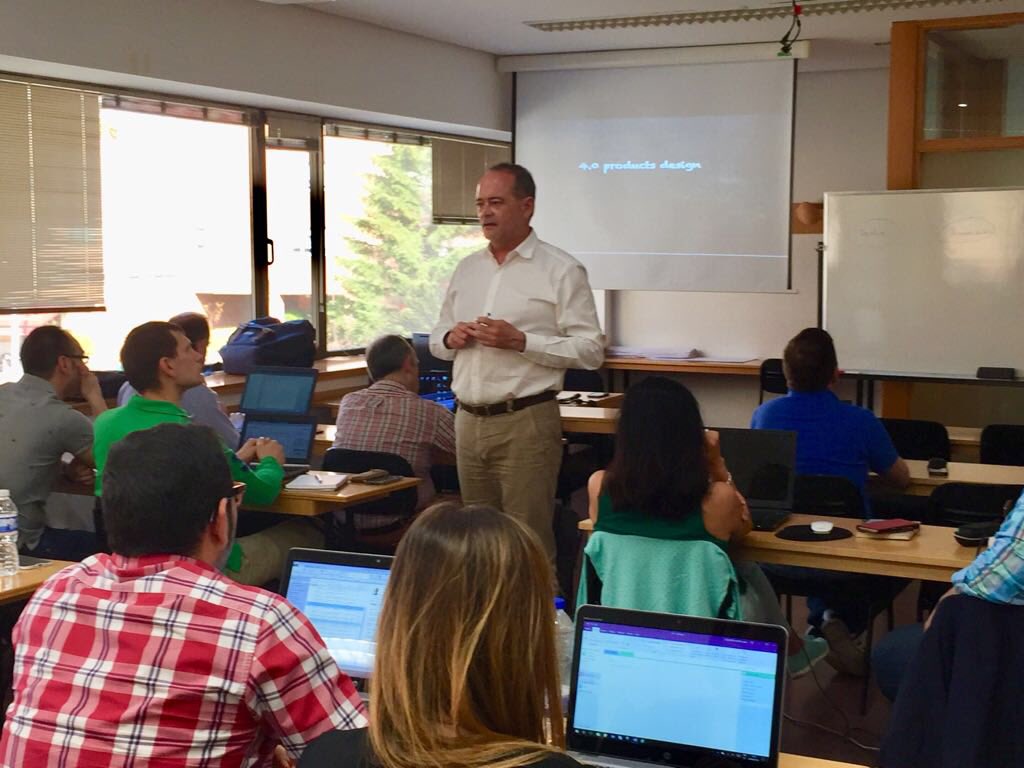 Hoy en #i40VALL disfrutando del grandísimo Ángel Ybáñez en su sesión sobre “Diseño de Productos 4.0”.  Da gusto ver a los profesores <a href="/FomAlumni/">FomAlumni</a> implicándose y compartiendo su conocimiento, para colaborar en el desarrollo de un #Ecosistema40 en #España. <a href="/fomIoT/">Fom | Industria 4.0</a> <a href="/cam_valladolid/">Cámara de Valladolid</a>