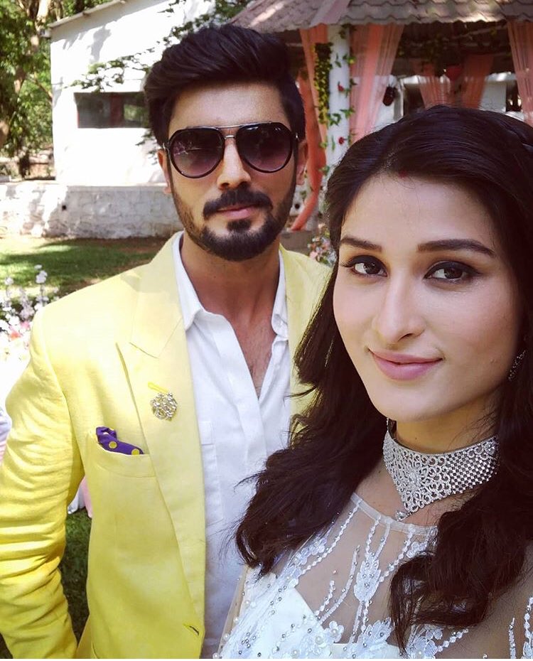 magical_star31's tweet photo. 💛
FINALLYYY😭❤️
After soo long...!!😍🙈
AKSHEEN 😍💖😍
They are looking fabulous together ❤️❤️💖💖
#InstPost
@Akshay_S_Mhatre @sheendass https://t.co/hnAKk4Iaz2