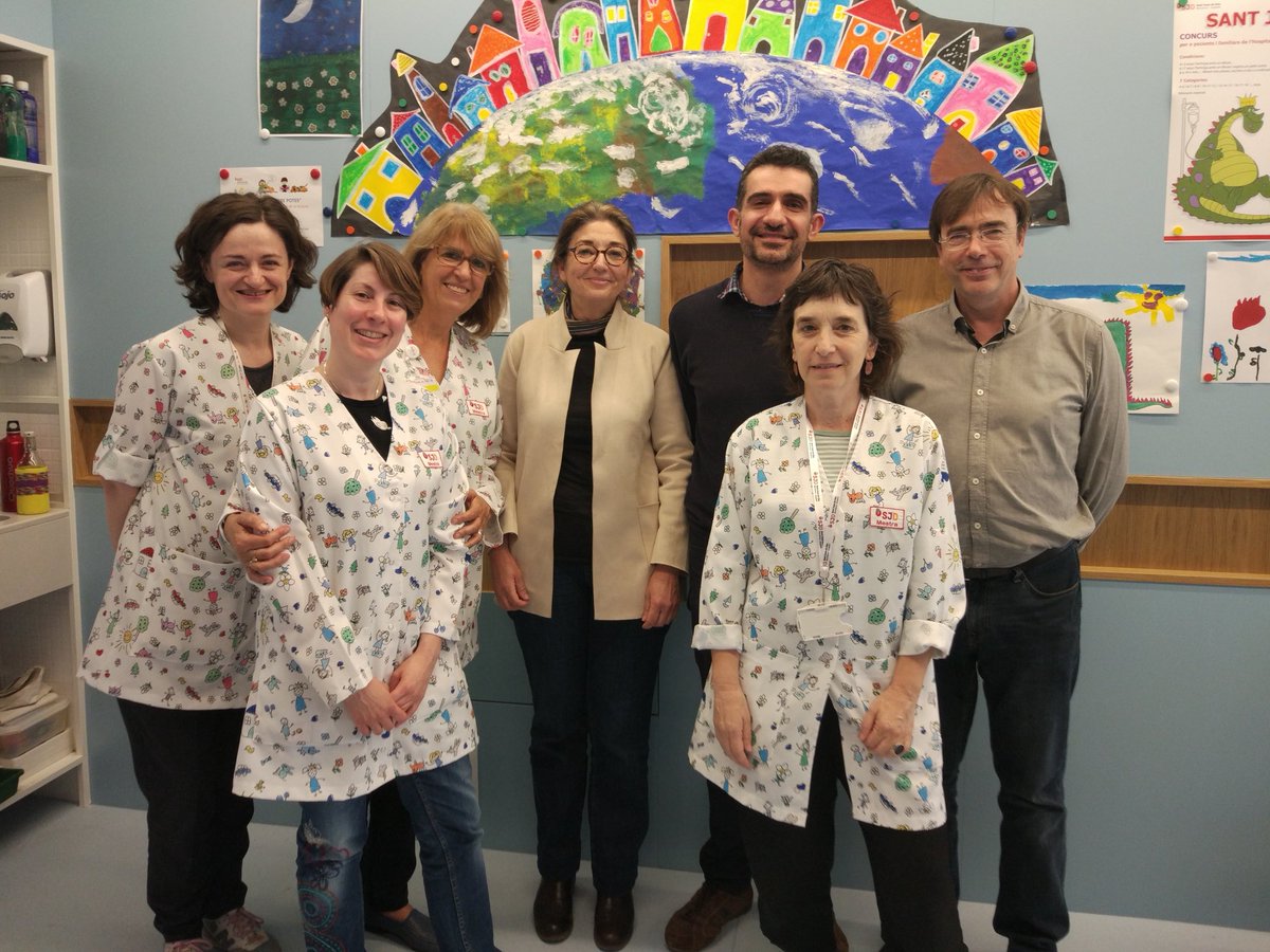 Ibbycat_Consell's tweet photo. Els autors #Lemniscates, #AlbertAsensio i #SalvadorComelles aquest matí també han celebrat #SantJordiHospitals2018 amb els infants j joves. Han anat a Sant Joan de Déu, aquí els teniu amb les mestres hospitalàries. Moltíssimes gràcies!❤️ #SantJordiHospitals2018 https://t.co/VfsC4PrYSB