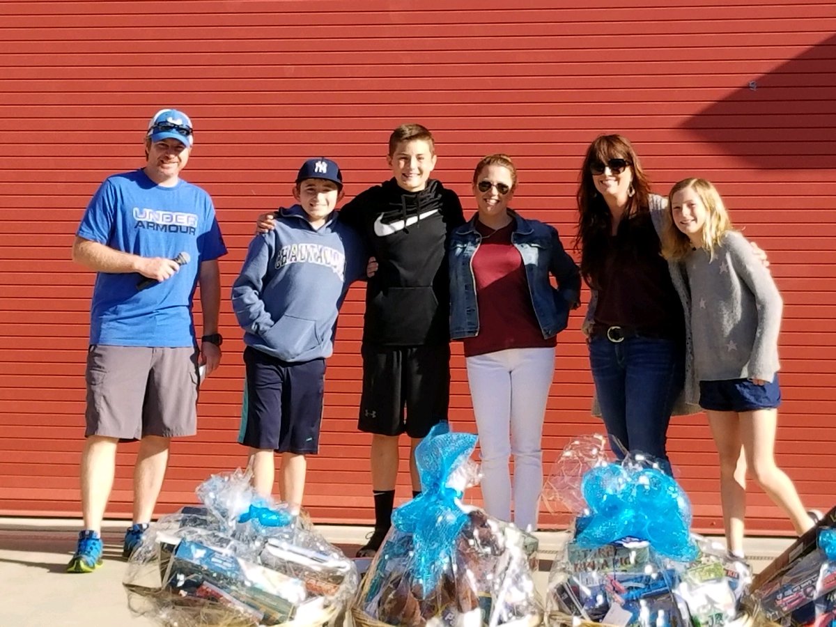 vb_jordan's tweet photo. JO torchbearers and mascot announcements! Gardner Grizzlies are ready!!! @GardnerGrizzly  @MrOrtman @BrittanyMyers_6 #lasdk8 #juniorolympics https://t.co/96ZAaFLz3O