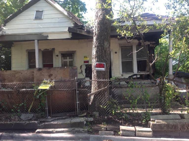AMJReporter's tweet image. Habitat homeowner lives next to decrepit house for 17 years. It could soon come tumbling down.