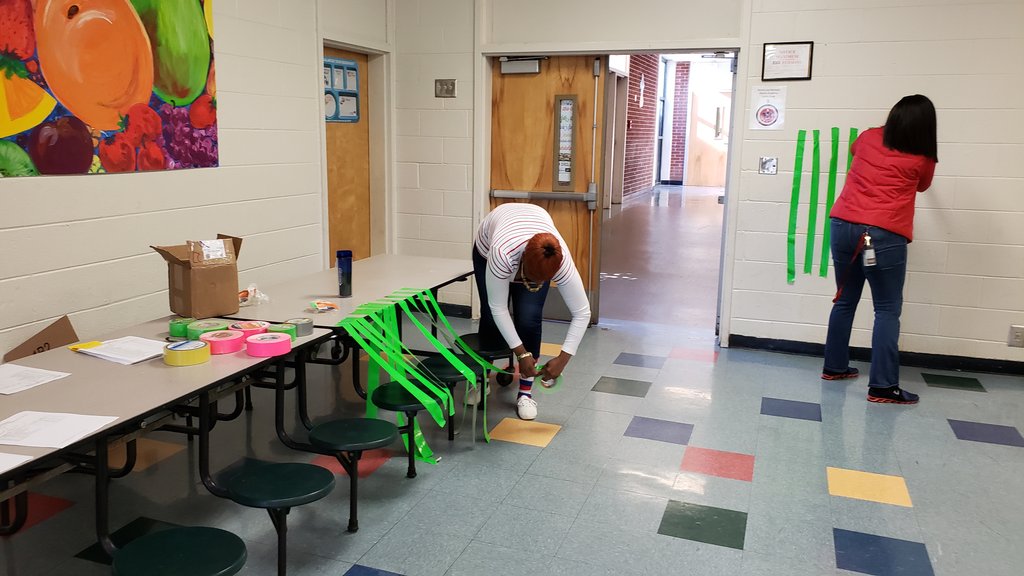 apsBAMOAcademy's tweet photo. Part 2: Preparing for the duct tape challenge, student read and passed AR test, get to tape @Robinviews & @jbradfordco ro the wall. #ReadingGoalsMet #apsmedia @apsupdate https://t.co/LVAePBzGE2