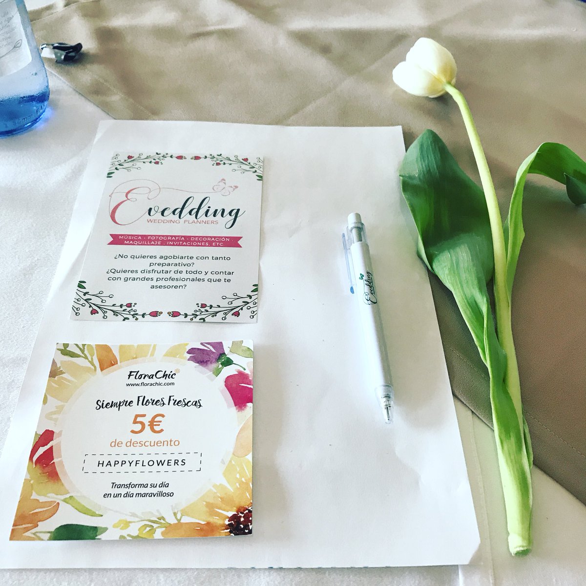 Begobutterflies's tweet photo. Esta mañana he estado en un evento de belleza donde #evedding ha presentado su empresa de wedding planner y #floralchic nos ha obsequiado con estos tulipanes preciosos! Podría ser más glamuroso mi jarrón, pro bien valen ls botellas de L. De refresco😂 https://t.co/OTOzEBzxTx