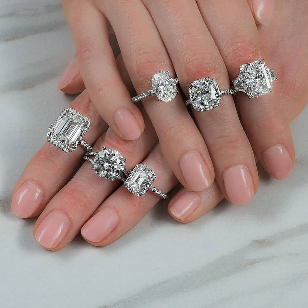 Can't choose? Stop by our stores and let us help you find the perfect #UniversalDiamonds ring.
#deustchjewelers #bridalmonth #repost 📷: @universaldiamonds