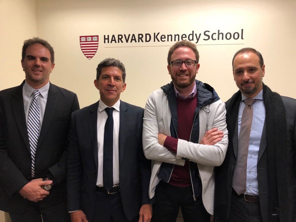 Renovables_Ar's tweet image. ¡Seguimos por el buen camino! El programa #RenovAr fue seleccionado como caso de estudio en la Universidad de Harvard. #Orgullo #Argentina 💪👏🎓🇦🇷 Más info en bit.ly/2Hfpbgy @Kennedy_School