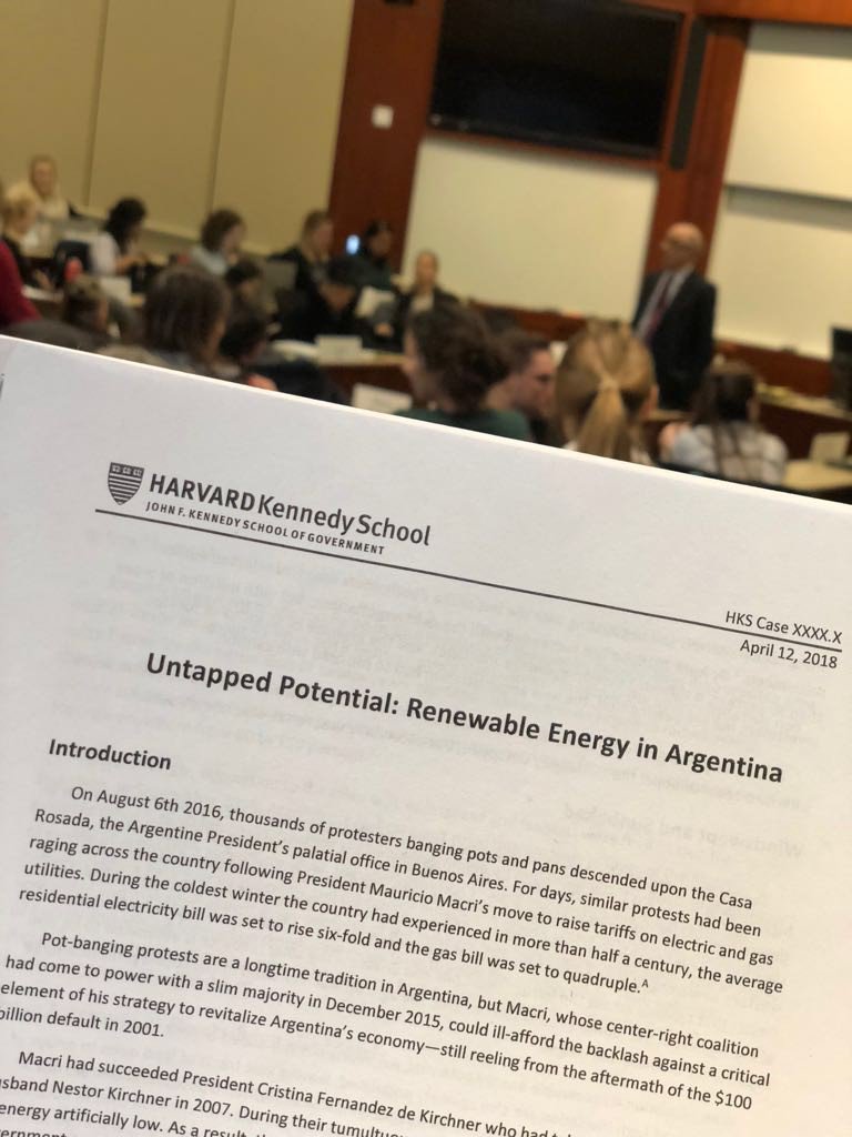 Renovables_Ar's tweet image. ¡Seguimos por el buen camino! El programa #RenovAr fue seleccionado como caso de estudio en la Universidad de Harvard. #Orgullo #Argentina 💪👏🎓🇦🇷 Más info en bit.ly/2Hfpbgy @Kennedy_School