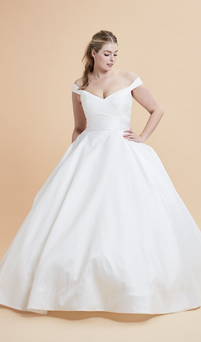 PlushBride's tweet photo. Featured Dress Friday: Ann Barge Berkeley https://t.co/bajhKsWA2Q https://t.co/3E41BDxzit