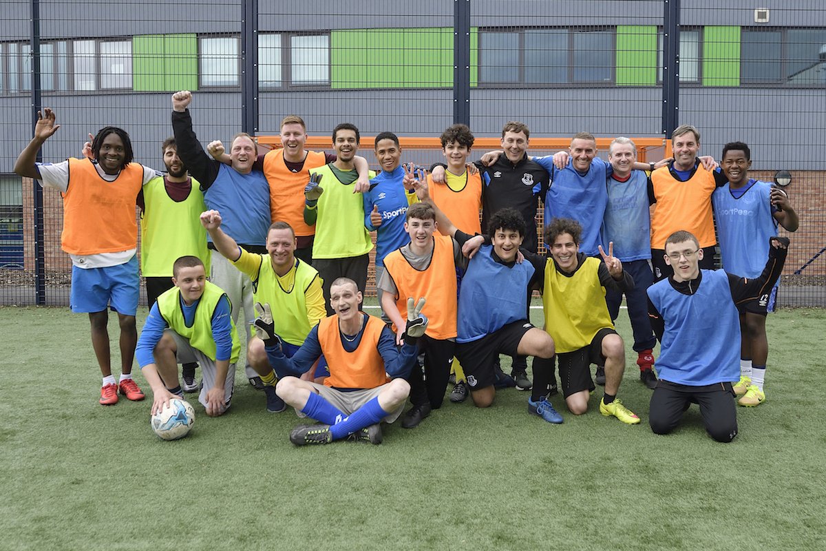 ⚽️ | This weekend sees <a href="/Everton/">Everton</a>, <a href="/EvertonLadies/">evertonladies</a> &amp; #EITC join clubs across the country in celebrating the contribution refugees have made to football as part of the <a href="/amnesty/">Amnesty International</a> initiative, ‘Football Welcomes’.

<a href="/therealstevenpi/">Steven Pienaar</a> paid us a visit...
👉🏼 bit.ly/2HGsXPp