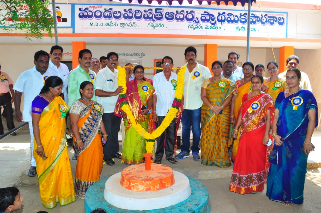 APJanmabhoomi's tweet photo. The digital classroom inauguration at MPPS SJ Gannavaram was done by Sri. Vallabhaneni Vamsi Mohan, MLA. He lauded the efforts of the donor towards their support for #DigitalKrishna.
Lastly, he also felicitated Sri. Sitaramayya, the donor of the digital classroom. https://t.co/xFrdudnEU9