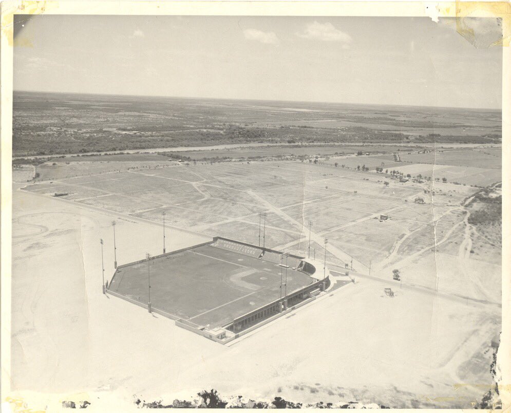 Parque “La Junta” recién construido, 1957, Nuevo Laredo, Tamaulipas. Antigua casa de los Tecolotes de los Dos Laredos. <a href="/LaredosTecos/">Tecos de los Dos Laredos</a> #lmb #NuevoLaredo #BaseBall #laredo #TecosNation

Archivo Municipal de Nuevo Laredo