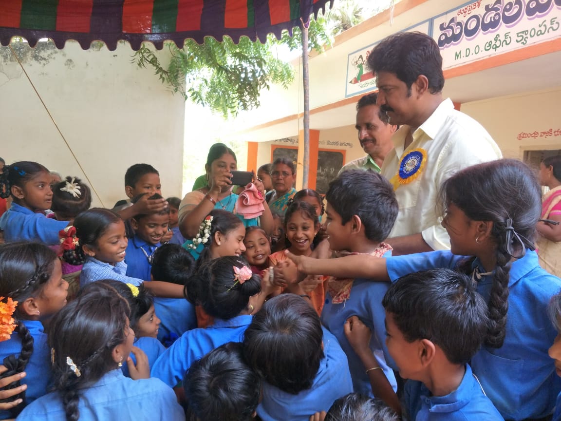 APJanmabhoomi's tweet photo. The digital classroom inauguration at MPPS SJ Gannavaram was done by Sri. Vallabhaneni Vamsi Mohan, MLA. He lauded the efforts of the donor towards their support for #DigitalKrishna.
Lastly, he also felicitated Sri. Sitaramayya, the donor of the digital classroom. https://t.co/xFrdudnEU9