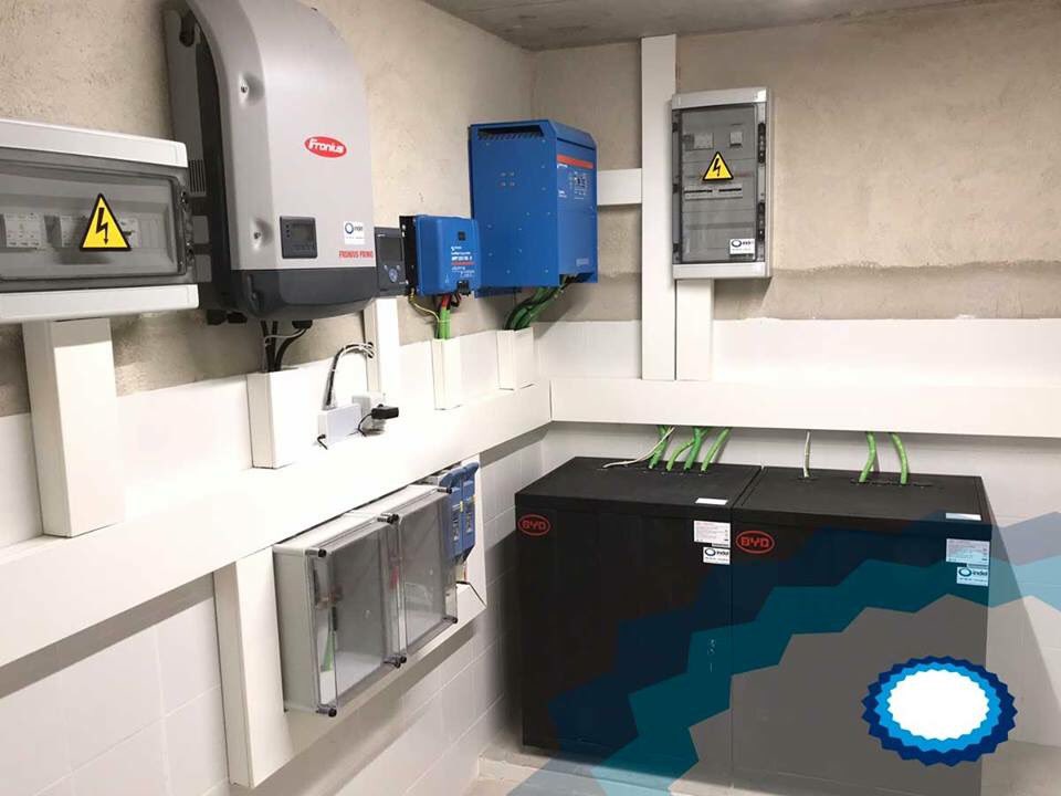 Instal.lació #fotovoltaïca 🌞 per #Autoconsum amb #BateriesdeLiti🔋🔋 #BYD.
Finalitzem i entreguem aquesta instal.lació de 9,45kW per produir 15000 kWh / any d’ #energiarenovable per l’#Autoconsum energètic en una finca aillada de la xarxa de distribució elèctrica .