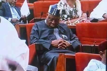 the_Lawrenz's tweet photo. #LazyNigerianYouths #LazySenators #LazyNigeriaAdults https://t.co/OVjApdnDCf