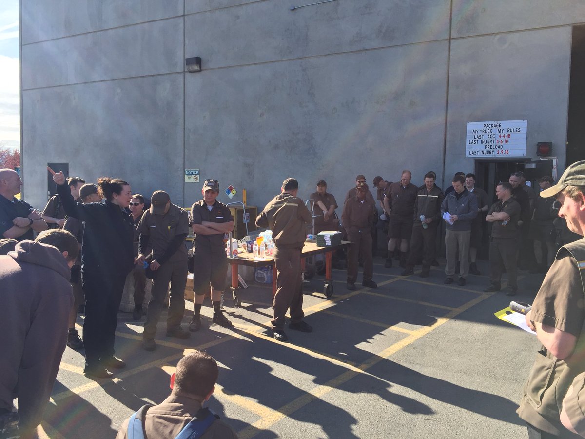 Willrayz's tweet photo. @paulevansups @jevonnwiberg @NesSeman9 PCM Friday! Division Manager recognizing drivers for years of service and safe driving. #GrowthFriday https://t.co/qrEEDfUrAb