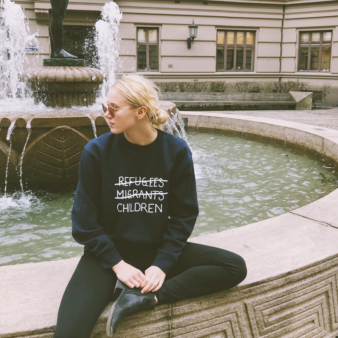 "As crianças em fuga merecem ser vistas. Merecem nosso tempo e a nossa atenção; e merecem uma infância."

Thomas e Josefine apoiando campanha de arrecadação de fundos para ajudar os refugiados da guerra.