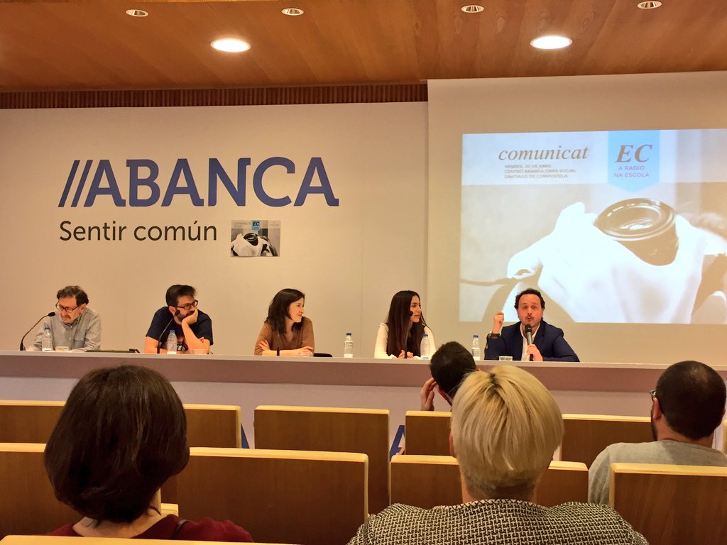 pablolabandeira's tweet photo. "Nuestros alumnos están haciendo radio sin darse cuenta: con las notas de voz de whatsapp están creando crónicas constantemente", @luipardo en una mesa redonda con Belén Regueiro, Paula Pájaro, Ramón Castro y Xerardo Feijoo en #comunicatEC https://t.co/qbN5Hft3iP