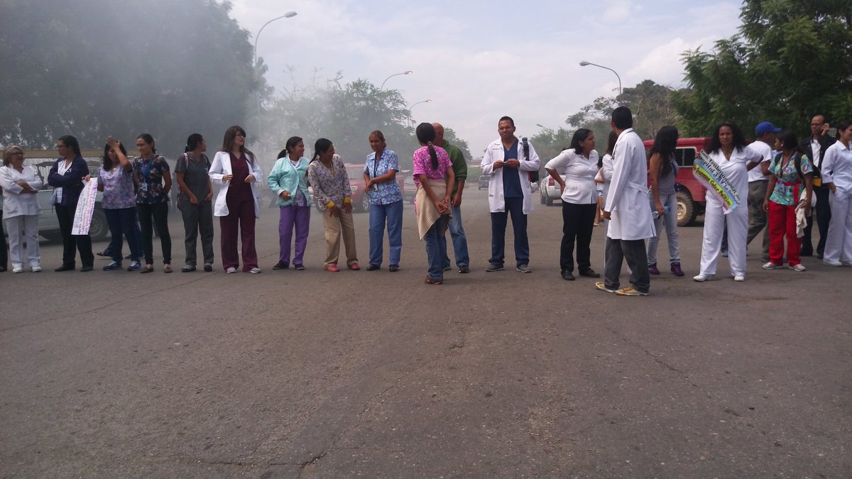 ReporteYa's tweet photo. #20Abr #Aragua cierre de carretera vieja de #Palonegro por la DETENCIÓN de 3 trabajadores del seguro social #LaOvallera uno de ellos el jefe de traumatología #DomingoRodriguez https://t.co/jAY5g4xJFz - @CarmenPecorelli