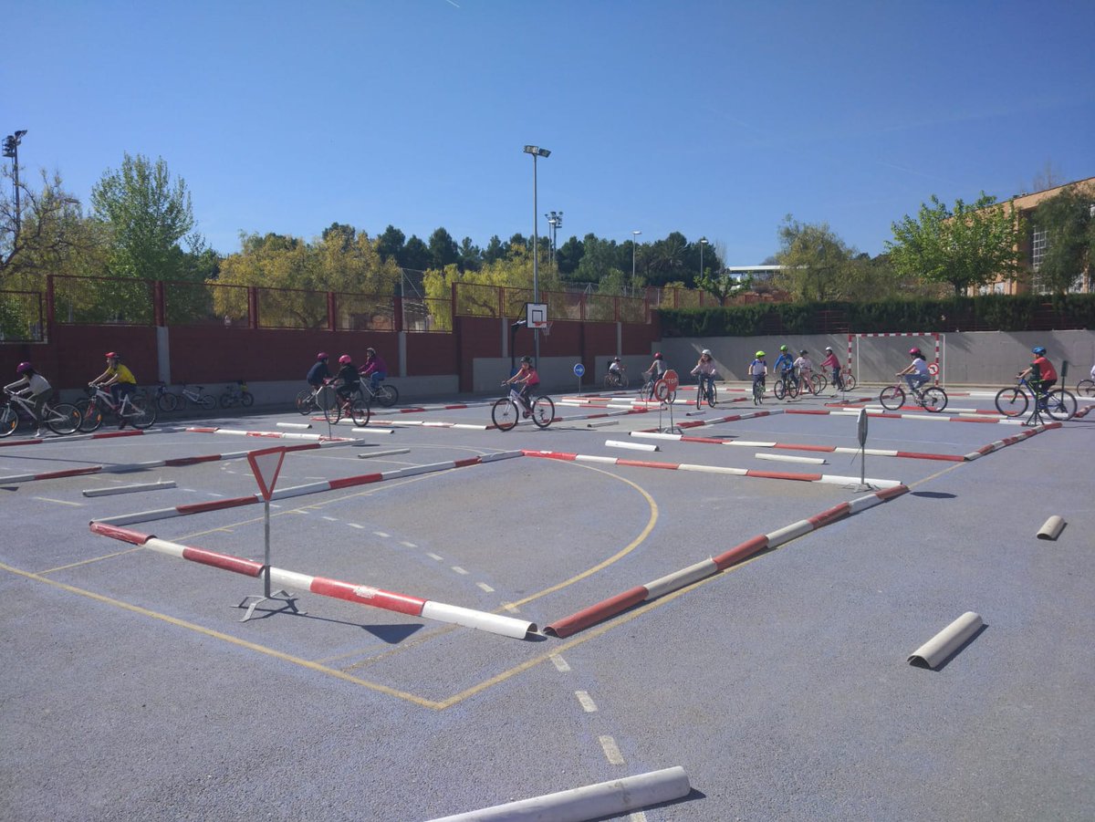PLChiva's tweet photo. La Guardia Civil y la Policía Local de Chiva han impartido esta semana, en el colegio La Murta, 
la formación en educación vial correspondiente al programa para los centros escolares de Chiva.
Resaltar la importancia que tiene este tipo de formación para ambos cuerpos. https://t.co/zc4aOGLp1o