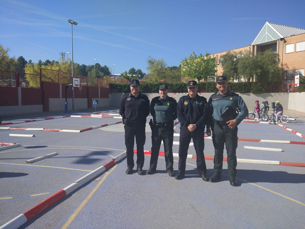PLChiva's tweet photo. La Guardia Civil y la Policía Local de Chiva han impartido esta semana, en el colegio La Murta, 
la formación en educación vial correspondiente al programa para los centros escolares de Chiva.
Resaltar la importancia que tiene este tipo de formación para ambos cuerpos. https://t.co/zc4aOGLp1o