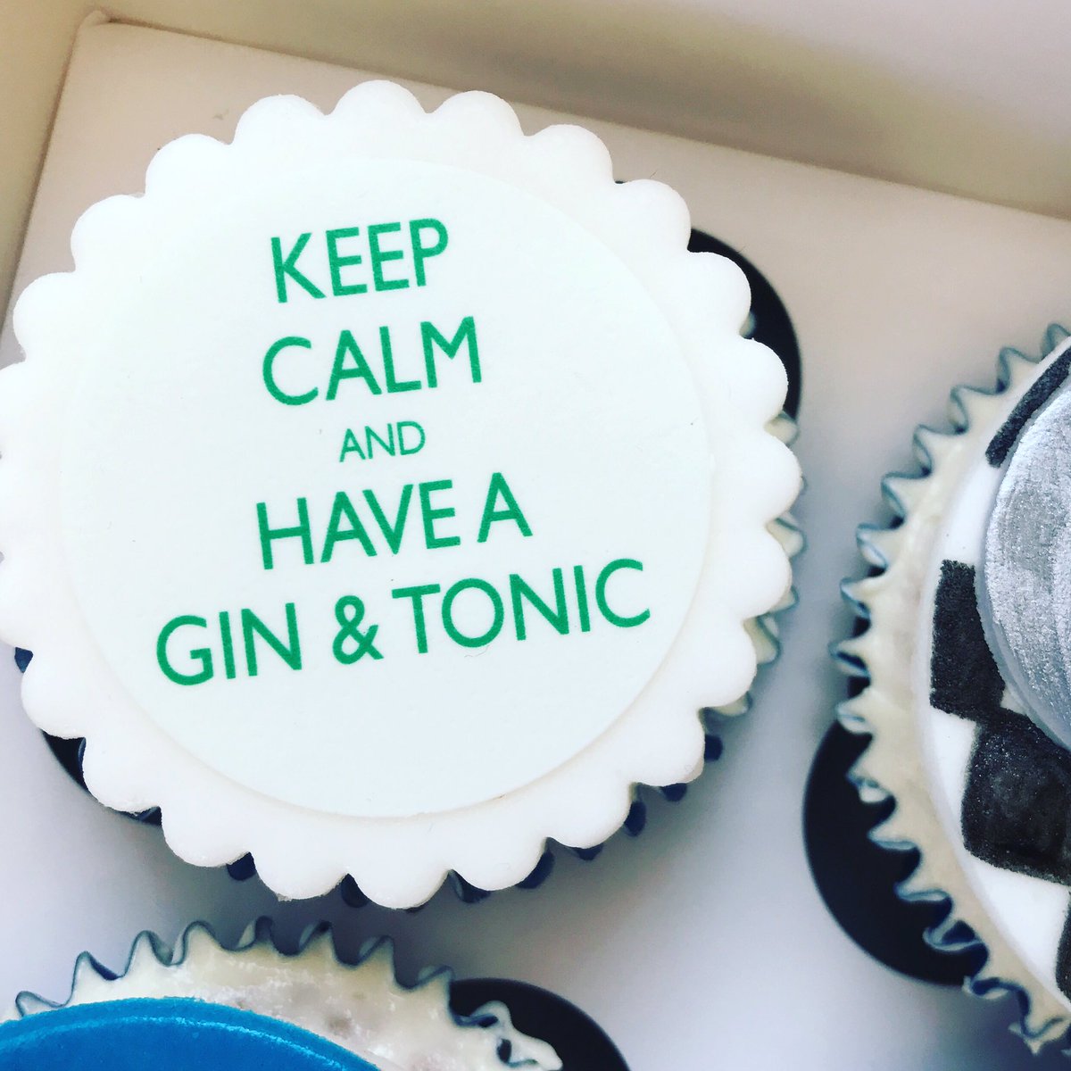 'Oh wise cupcake, how do you suggest I spend the evening?' ... right-o!
Have a great weekend all :-) #printedcupcakes #edibleprint #itstheweekend #ginandtonic #drinkmoregin #ginoholic #wisewords #keepcalm #keepcalmandcarryon #cupcakes #weekendvibes #TGIFriday