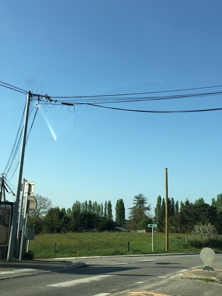 _arnaudr's tweet photo. #bouclelocale Cela doit être TRÈS COMPLIQUÉ de trouver une nacelle parce que quasiment rien n’a changé depuis un mois (et accessoirement que les lignes sont au sol depuis le 11 décembre) https://t.co/ahs779oqVb https://t.co/sHF4F47ZnJ