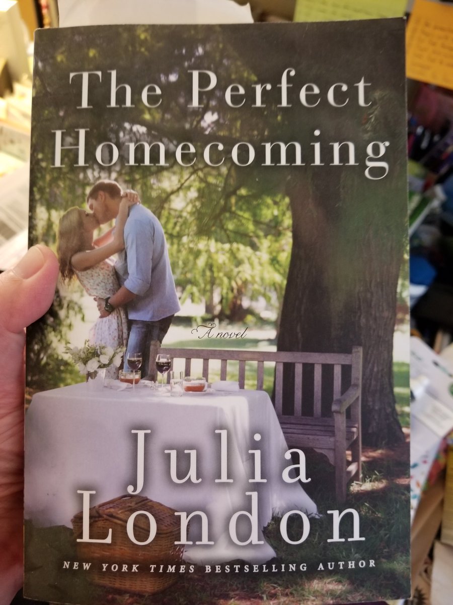 EvieBRomance's tweet photo. "To Leo, the best armchair quarterback." π #BookPacking @JuliaFLondon https://t.co/Uv4HQbGtRE