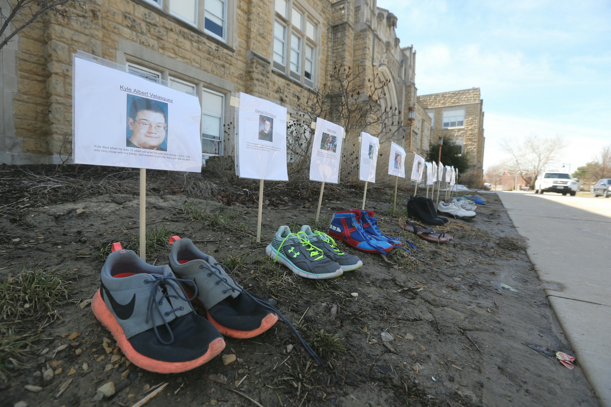 Telegraph Herald On Twitter A Memorial Outside Dubuque Senior High School To The Victims Of The Columbine High School Shooting On The 19th Anniversary Https T Co 1pcnrco7en